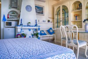 阿纳卡普里B&B Il Bacio di Capri的一间厨房,里面配有一张床和两把椅子