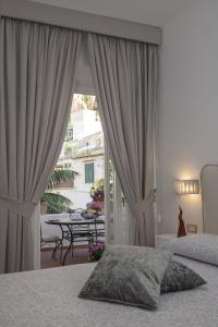 阿马尔菲Palazzo Gargano Amalfi的一间卧室配有一张床,享有庭院的景色