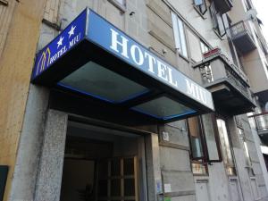 米兰Miu Hotel的医院大楼前的标志