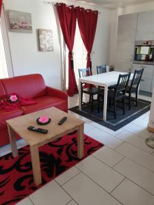 relaxe at home ds 3pc or studio furnished jacuzzi and pool in summer covered的休息区