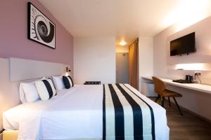 库鲁亚特兰蒂斯酒店的酒店客房设有一张大床和一张书桌。