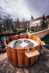 捷克克鲁姆洛夫Ultra premium apartments的河边的大木浴缸,里面积雪