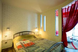尼古拉耶夫Люкс студия 1 комнатная,в центральном районе города的一间卧室配有床和红色窗帘
