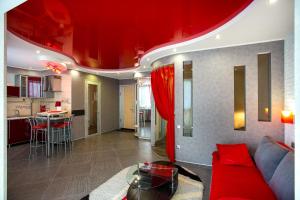 尼古拉耶夫Люкс студия 1 комнатная,в центральном районе города的带沙发和红色天花板的客厅