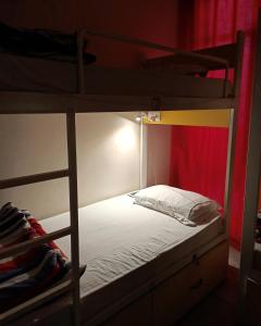 新德里The Desire Hostel的一间卧室配有两张双层床和一张白色的床