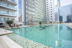 迪拜Staycae Holiday Homes - Majestine的一座高楼建筑中的大型游泳池
