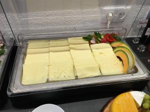 卡普尔Kappl Apart的冰箱里放着奶酪、水果和蔬菜的托盘