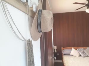 科洛尼亚-德尔萨克拉门托La Estacion Colonia的一间卧室配有一张床和一个带风扇的窗户。