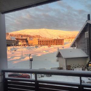 于莱Ylläs Chalet 8208的窗户享有雪覆盖的山景。