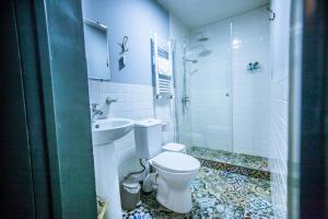 第比利斯Home 12的白色的浴室设有卫生间和水槽。