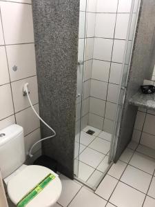 特雷西纳卡巴娜酒店的一间带卫生间和玻璃淋浴间的浴室