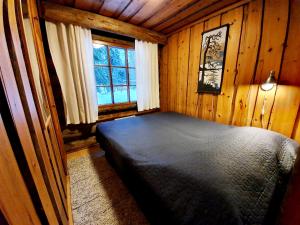索特Kieppi的小木屋内一间卧室,配有一张床