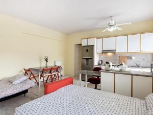 雅典Homely Apartment in Piraeus with Balcony的一间带两张床的客厅和一间厨房