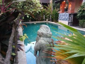 佩母德兰萨里别墅酒店的游泳池前的雕像