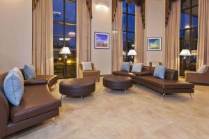大急流城Candlewood Suites Grand Rapids Airport, an IHG Hotel的带沙发、椅子和窗户的等候室