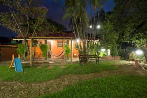 布鲁马迪纽Pousada Alta Vista - Inhotim的一座带游乐场的房子,晚上有秋千