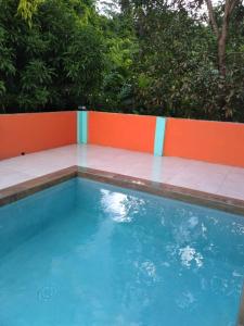 卡斯特里Bougainvillea Apartments的一座游泳池四周环绕着橙色围栏