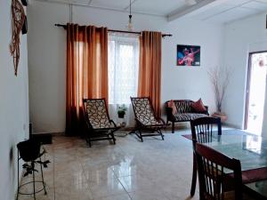 拉维尼亚山维拉图民宿的客厅配有玻璃桌和椅子
