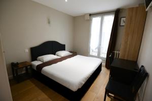 巴黎LAFAYETTE HOTEL的卧室配有白色的床和窗户。