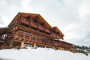 奥尔亚维奇克Georgiy的雪地里的一个大型小木屋