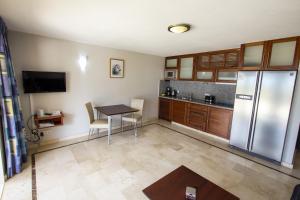 克拉伦代克Seaside Apartment Ibis的厨房配有桌子和不锈钢冰箱。