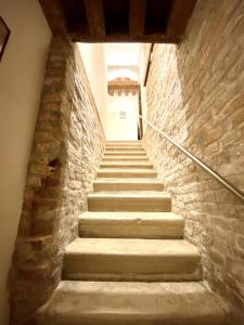 威尼斯SANTA CATERINA的通往砖墙的楼梯