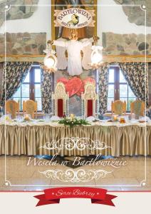 戈尼翁兹Bartlowizna Serce Biebrzy noclegi的一张桌子的照片,上面有建筑师的雕像