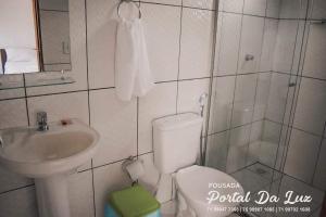 Entre RiosPOUSADA PORTAL DA LUZ的浴室配有卫生间、盥洗盆和淋浴。