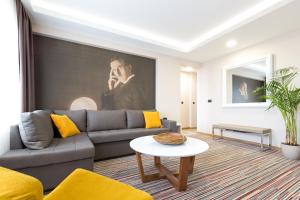 贝尔格莱德Hotel TESLA - Smart Stay Garni的客厅配有沙发和桌子