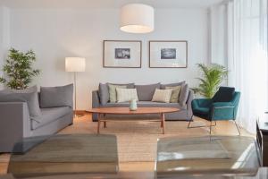 隆达Apartamentos La Bola Suite的客厅配有沙发和桌椅