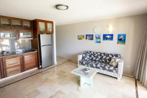 克拉伦代克Seaside Apartment Pelican的带沙发和冰箱的客厅