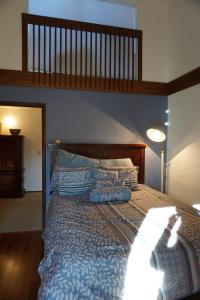 杰克逊2-3 bedroom /2 bath的一间卧室配有一张大床和木制床头板