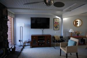 杰克逊2-3 bedroom /2 bath的客厅设有壁挂式平面电视。
