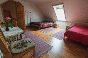 LemsiKuraga Homestay in Kihnu的一间卧室设有两张床、一张桌子和一个窗口