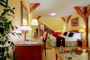 锡比乌康瑟尔酒店的配有一张床和一张书桌的酒店客房