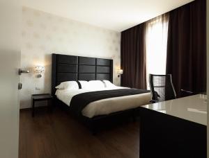 热那亚假日酒店客房内的一张或多张床位