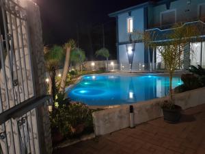 冯塔尼比安奇Villa Joel的夜间在院子里的游泳池