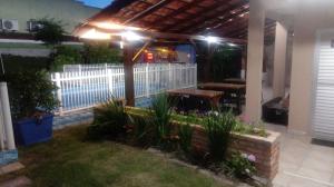 弗洛里亚诺波利斯POUSADA LOS AMIGOS CAMPECHE的庭院设有白色的围栏和木板凳