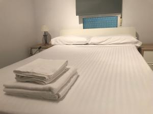 Ático Port Sant Carles客房内的一张或多张床位