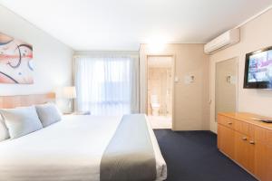 堪培拉堪培拉宜必思尚品酒店的卧室配有一张白色大床和电视。