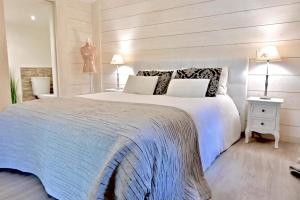 塔尔诺斯Chalet cosy de Plage entre Biarritz et Hossegor的卧室配有一张白色大床和两盏灯。