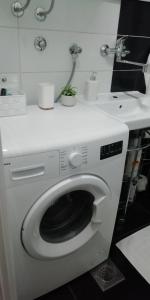 奥西耶克Apartment M&A的浴室配有白色洗衣机及水槽