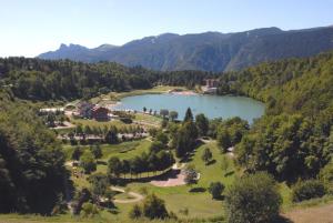 拉瓦罗内阿斯托里亚格兰酒店的享有高山湖泊的空中景致
