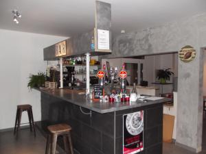 卡布勒通喀巴瑞特酒店的酒吧,厨房配有柜台和凳子