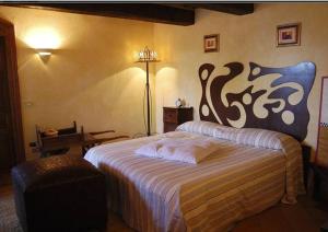 塞吉阿诺Villa Poggio Aperto的一间卧室配有一张大床和一盏灯