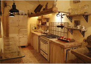 塞吉阿诺Villa Poggio Aperto的厨房配有炉灶和台面