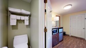 纳拉甘西特斯卡伯勒海滩汽车旅馆的浴室设有卫生间和带毛巾的梳妆台。