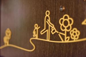 怡保Sojourn Spa Hotel Ipoh的木门上的一组符号