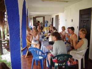 莫雷洛斯港阿马尔酒店的一群坐在房间里桌子的人