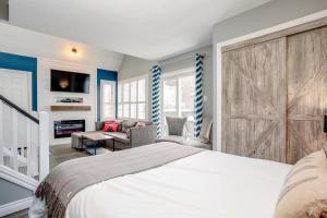 蓝山Blue Mountain Studio Loft at North Creek Resort的卧室配有一张大床和滑动谷仓门